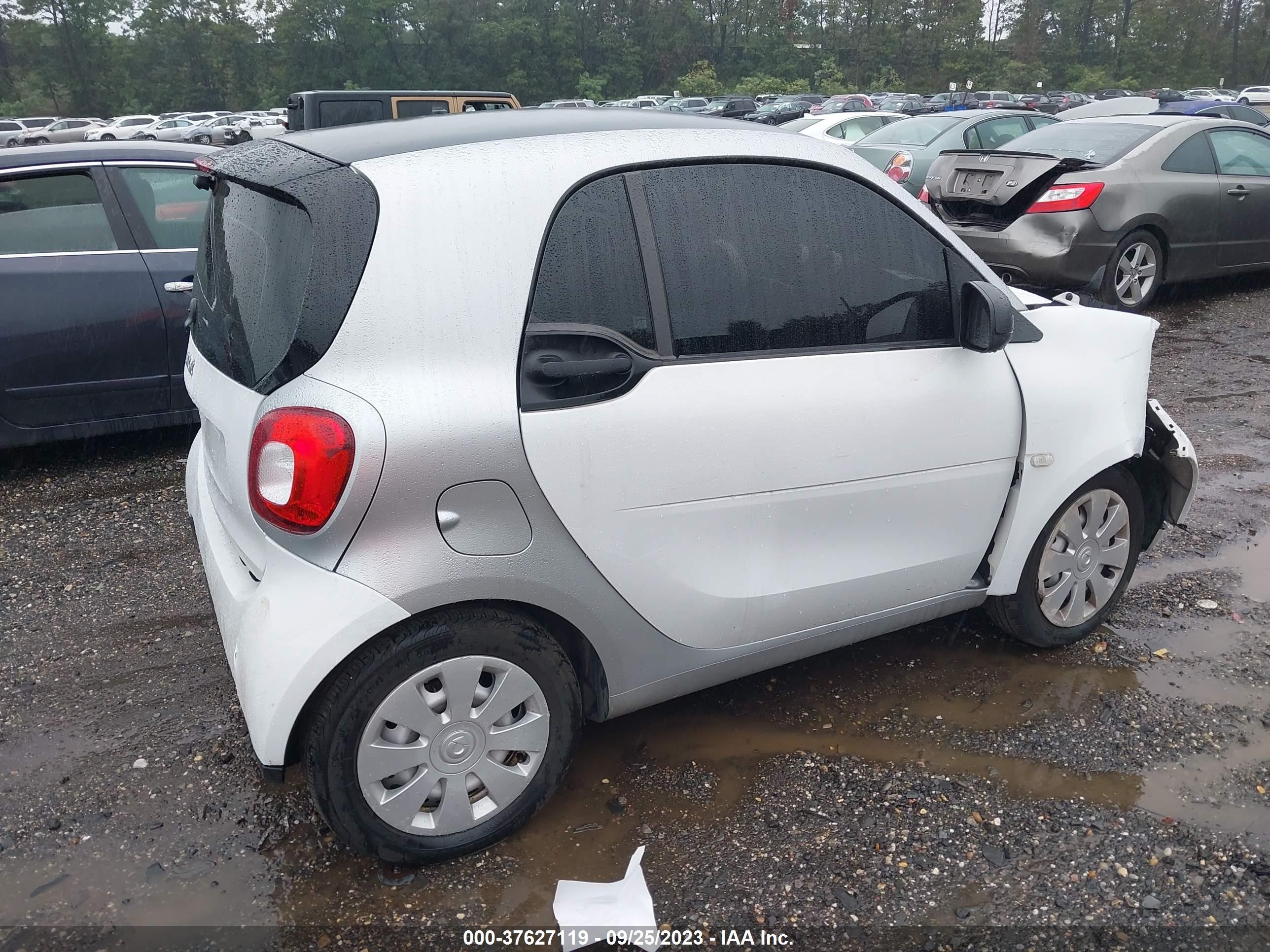 Photo 3 VIN: WMEFJ5DA3GK127865 - SMART FORTWO 