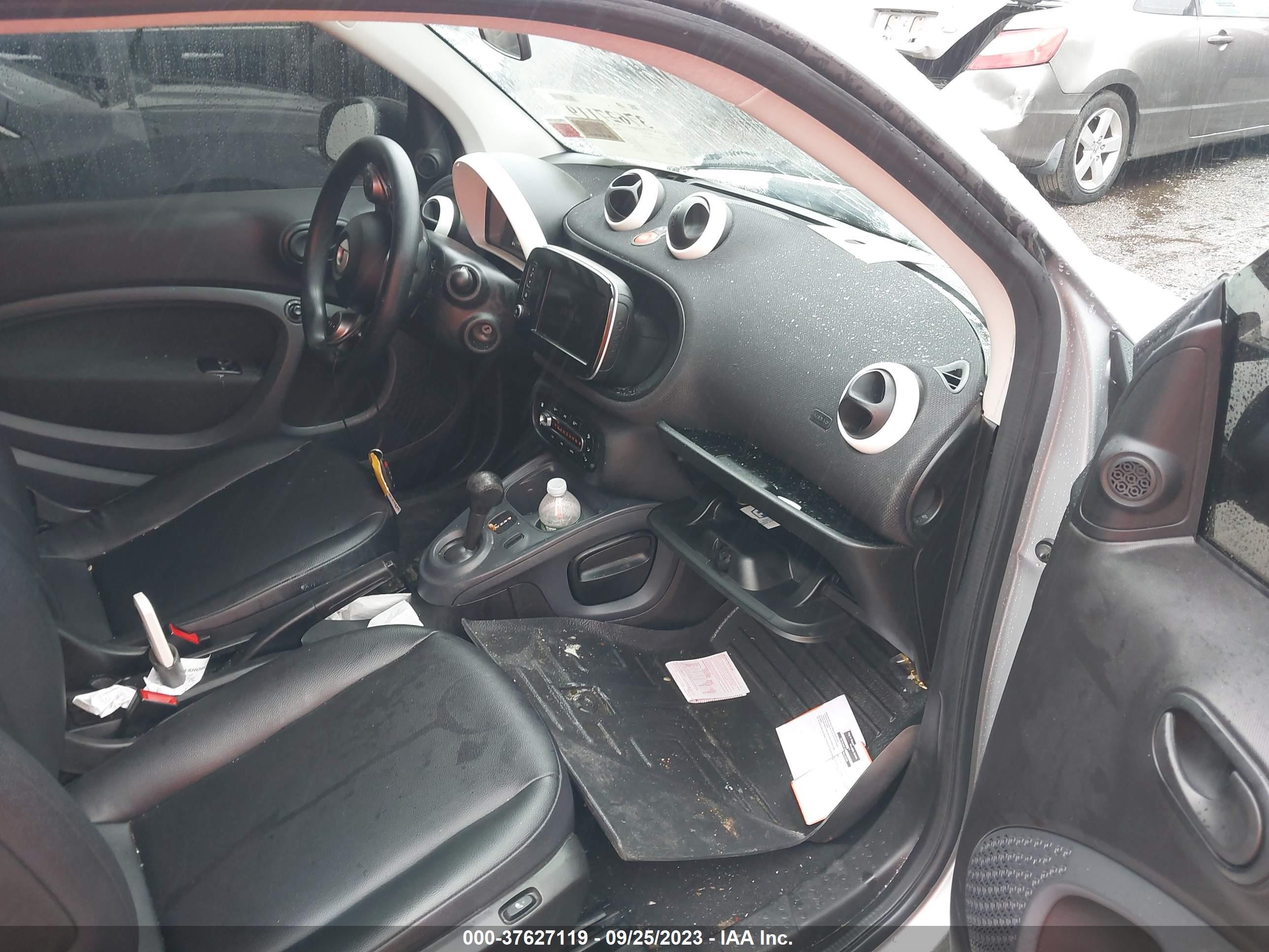 Photo 4 VIN: WMEFJ5DA3GK127865 - SMART FORTWO 