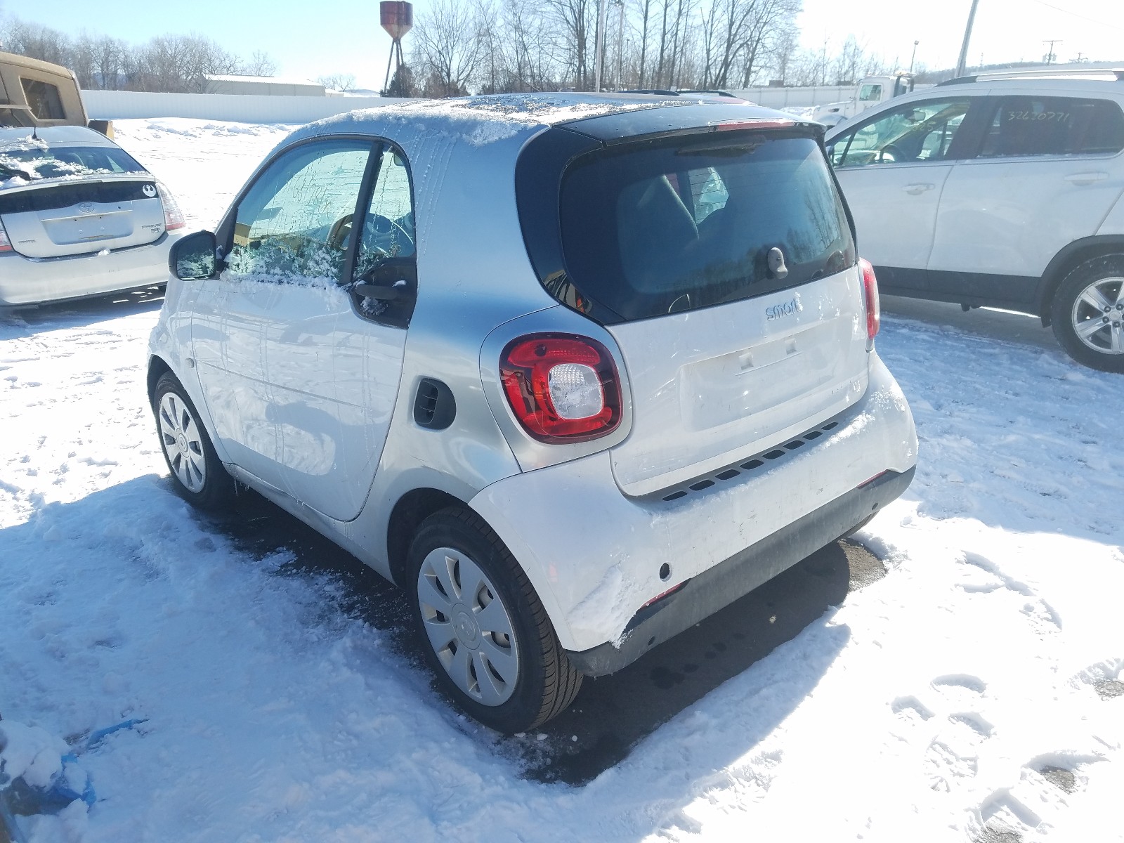 Photo 2 VIN: WMEFJ5DA4GK142827 - SMART FORTWO 