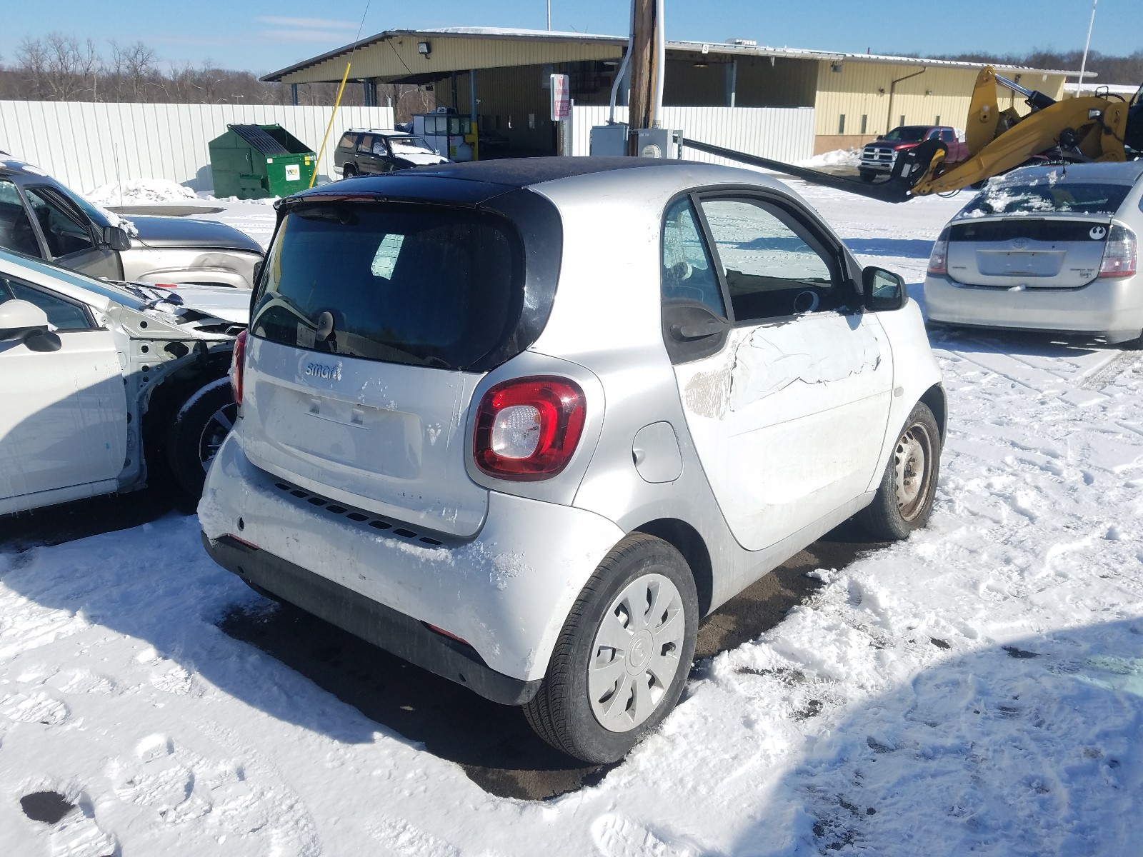 Photo 3 VIN: WMEFJ5DA4GK142827 - SMART FORTWO 