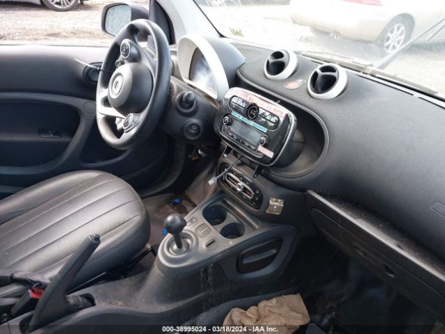 Photo 4 VIN: WMEFJ5DA4HK168345 - SMART FORTWO 