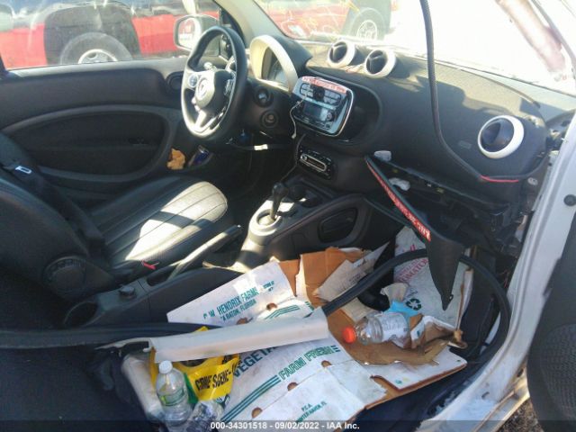 Photo 4 VIN: WMEFJ5DA4HK168555 - SMART FORTWO 