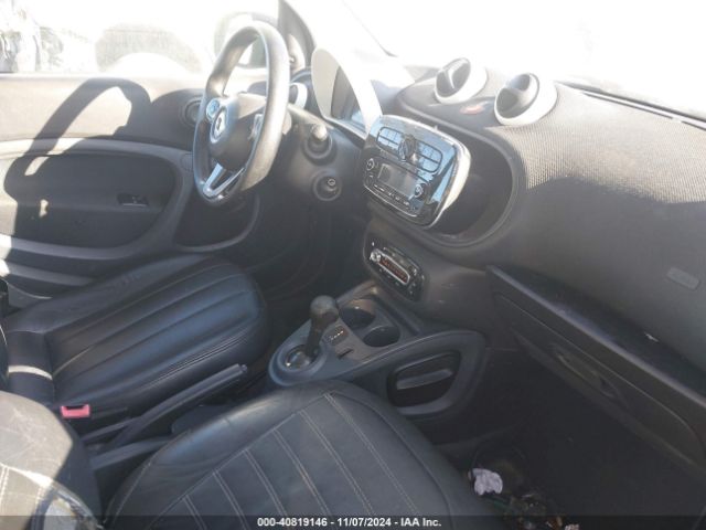 Photo 4 VIN: WMEFJ5DA4HK168684 - SMART FORTWO 