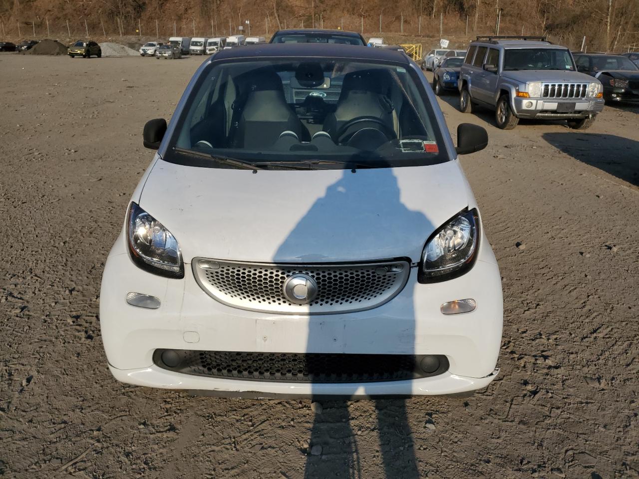 Photo 4 VIN: WMEFJ5DA5GK081617 - SMART FORTWO 