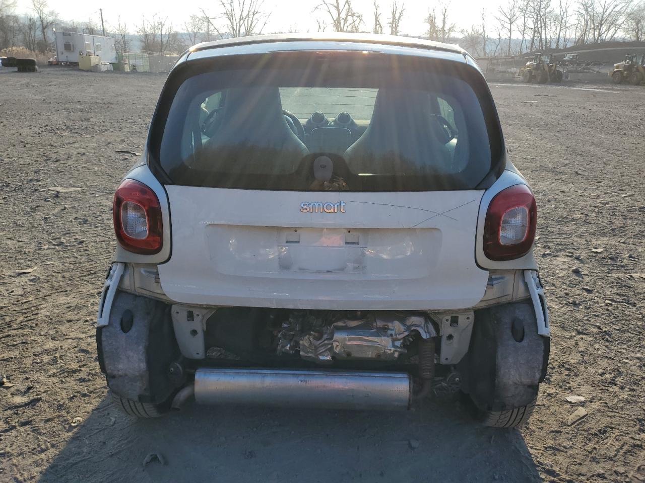 Photo 5 VIN: WMEFJ5DA5GK081617 - SMART FORTWO 