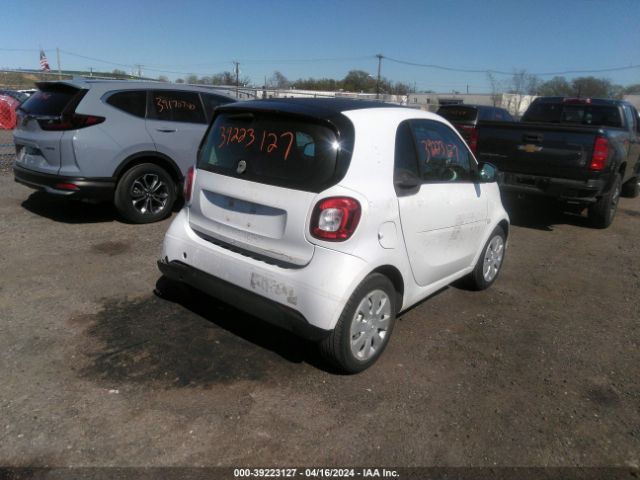 Photo 3 VIN: WMEFJ5DA5GK103423 - SMART FORTWO 