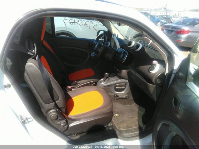 Photo 4 VIN: WMEFJ5DA5GK103423 - SMART FORTWO 