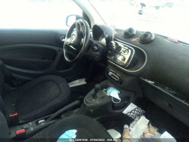 Photo 4 VIN: WMEFJ5DA5HK172341 - SMART FORTWO 