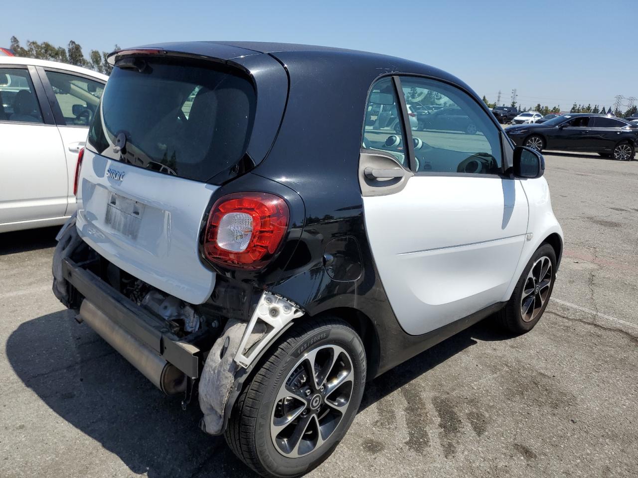 Photo 2 VIN: WMEFJ5DA7GK070652 - SMART FORTWO 