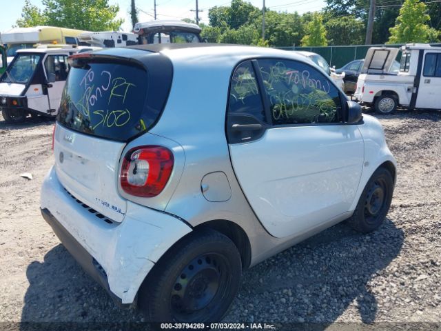 Photo 3 VIN: WMEFJ5DA7HK170574 - SMART FORTWO 