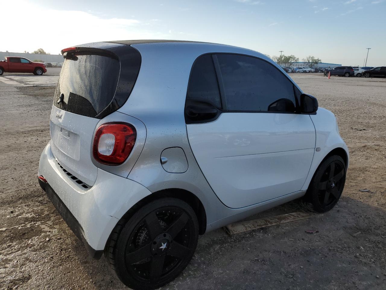 Photo 2 VIN: WMEFJ5DA8HK168865 - SMART FORTWO 