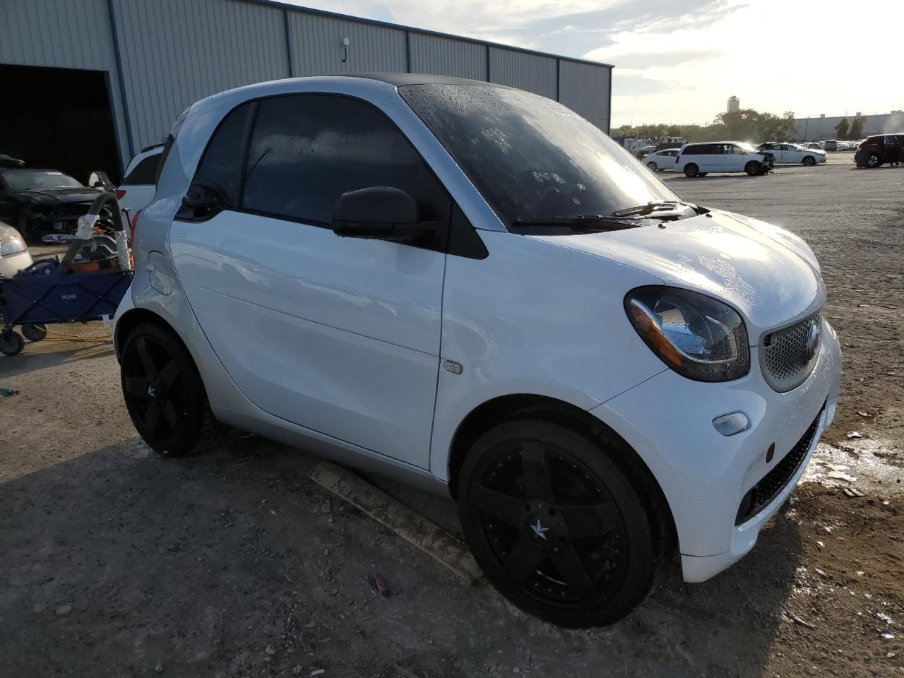 Photo 3 VIN: WMEFJ5DA8HK168865 - SMART FORTWO 