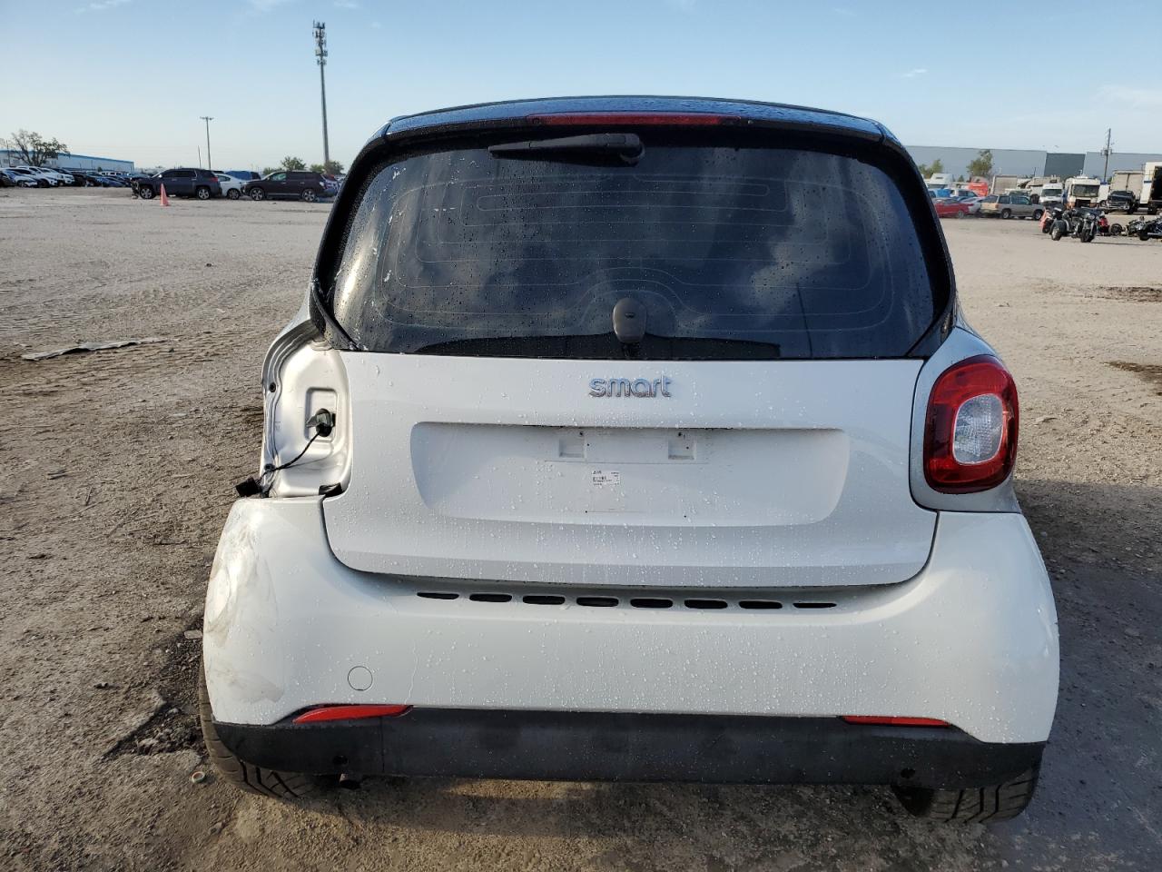 Photo 5 VIN: WMEFJ5DA8HK168865 - SMART FORTWO 