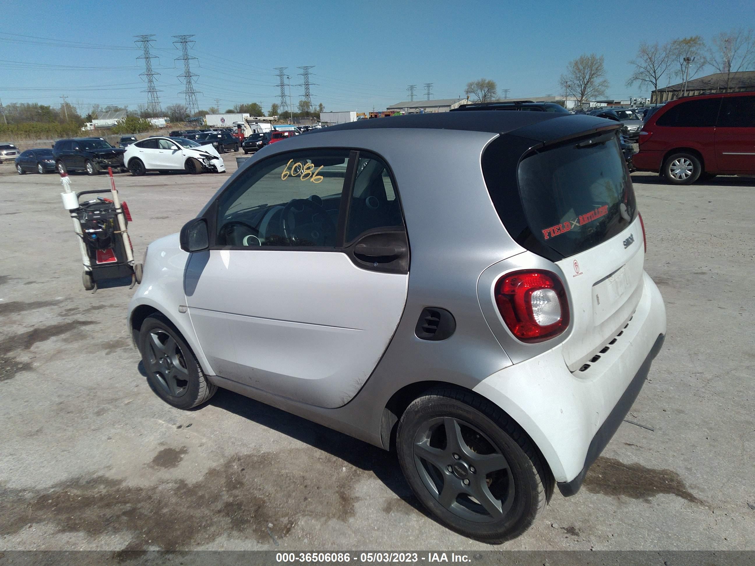 Photo 2 VIN: WMEFJ5DA9GK125621 - SMART FORTWO 