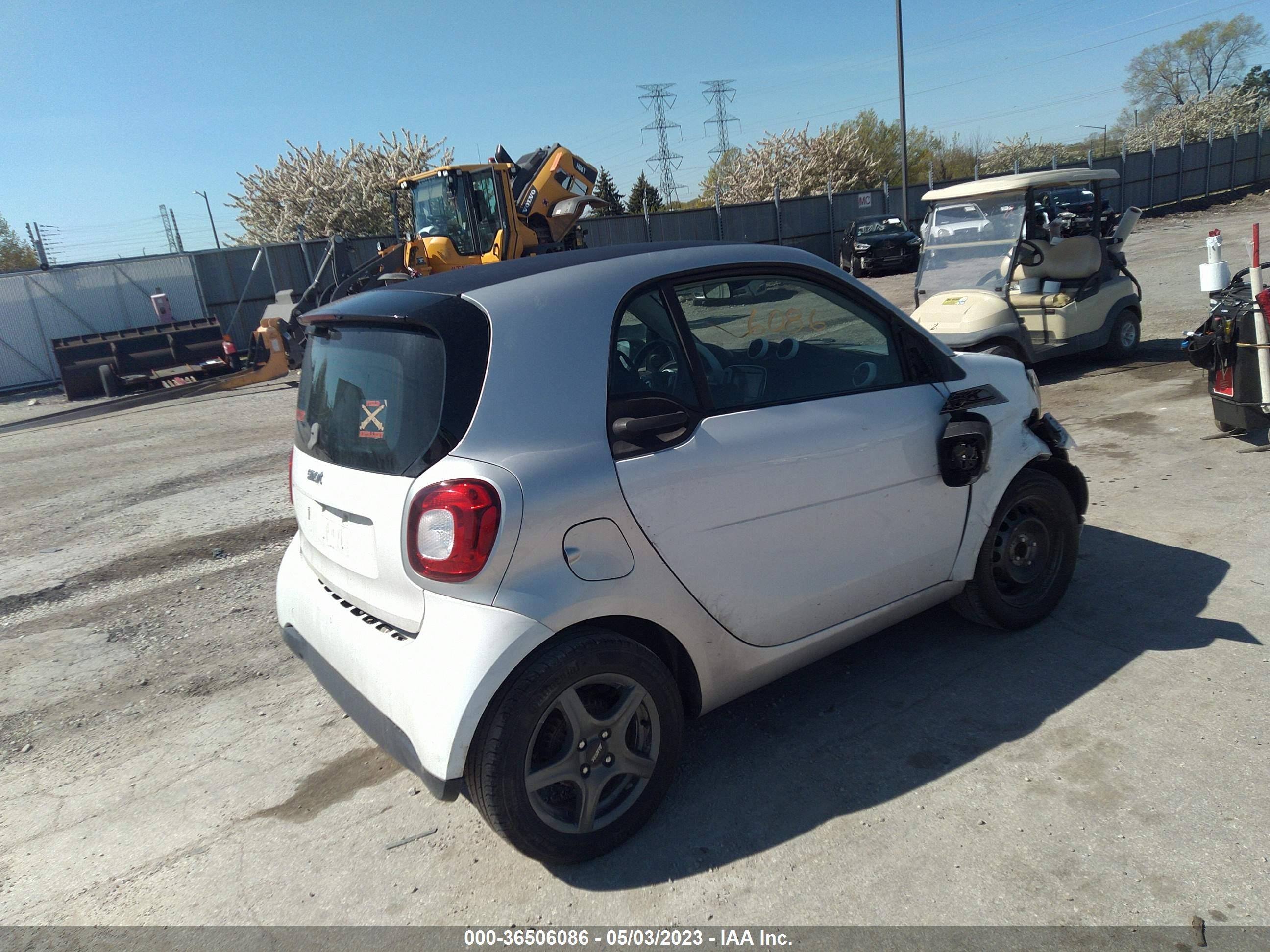 Photo 3 VIN: WMEFJ5DA9GK125621 - SMART FORTWO 