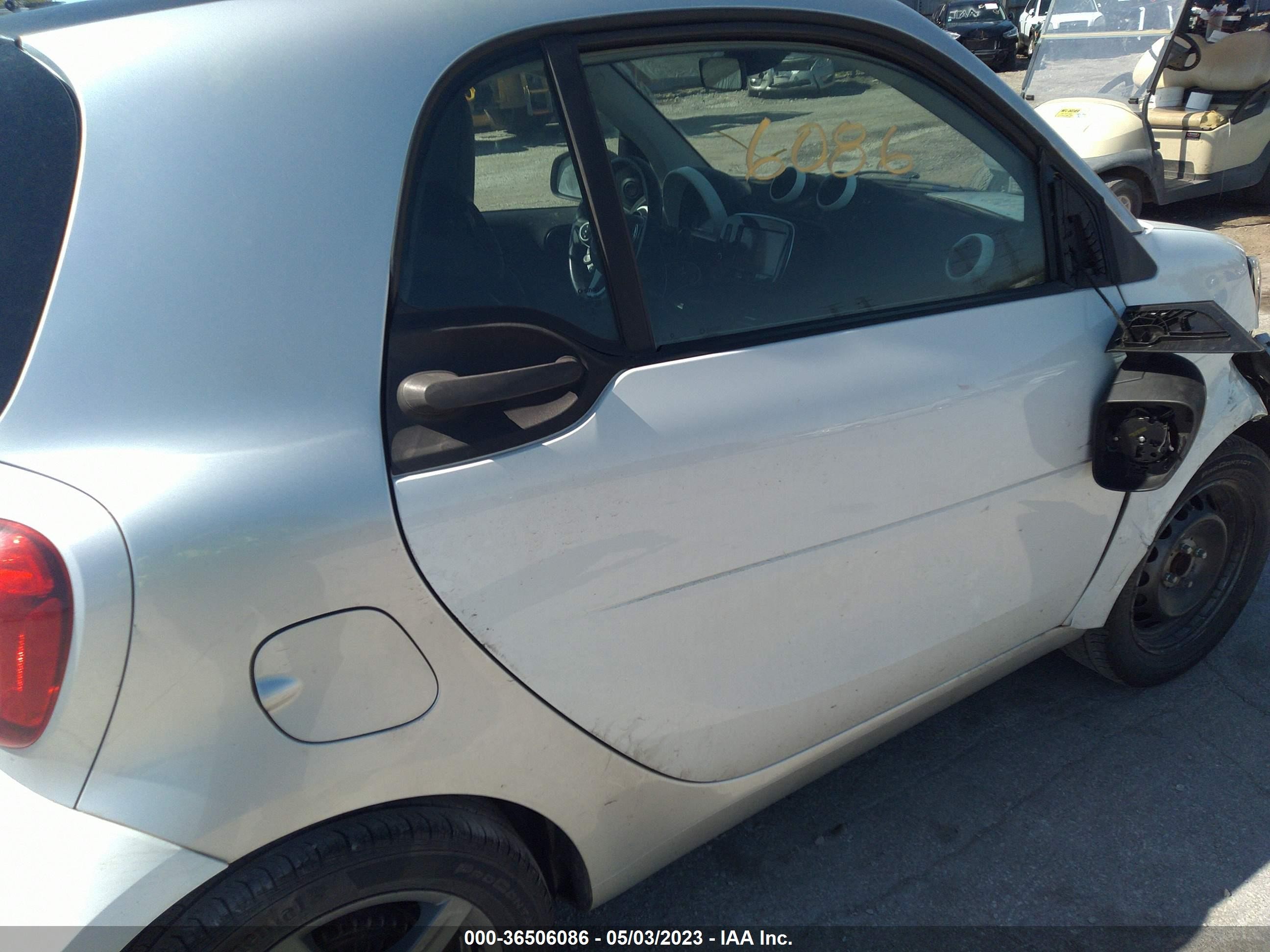 Photo 4 VIN: WMEFJ5DA9GK125621 - SMART FORTWO 