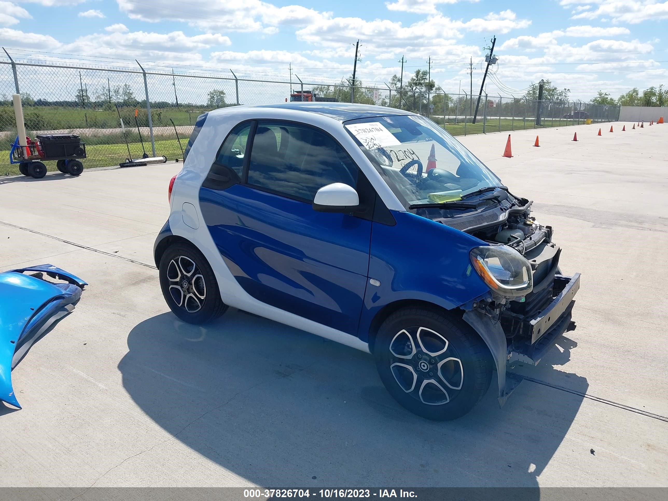 Photo 0 VIN: WMEFJ5DAXGK076168 - SMART FORTWO 