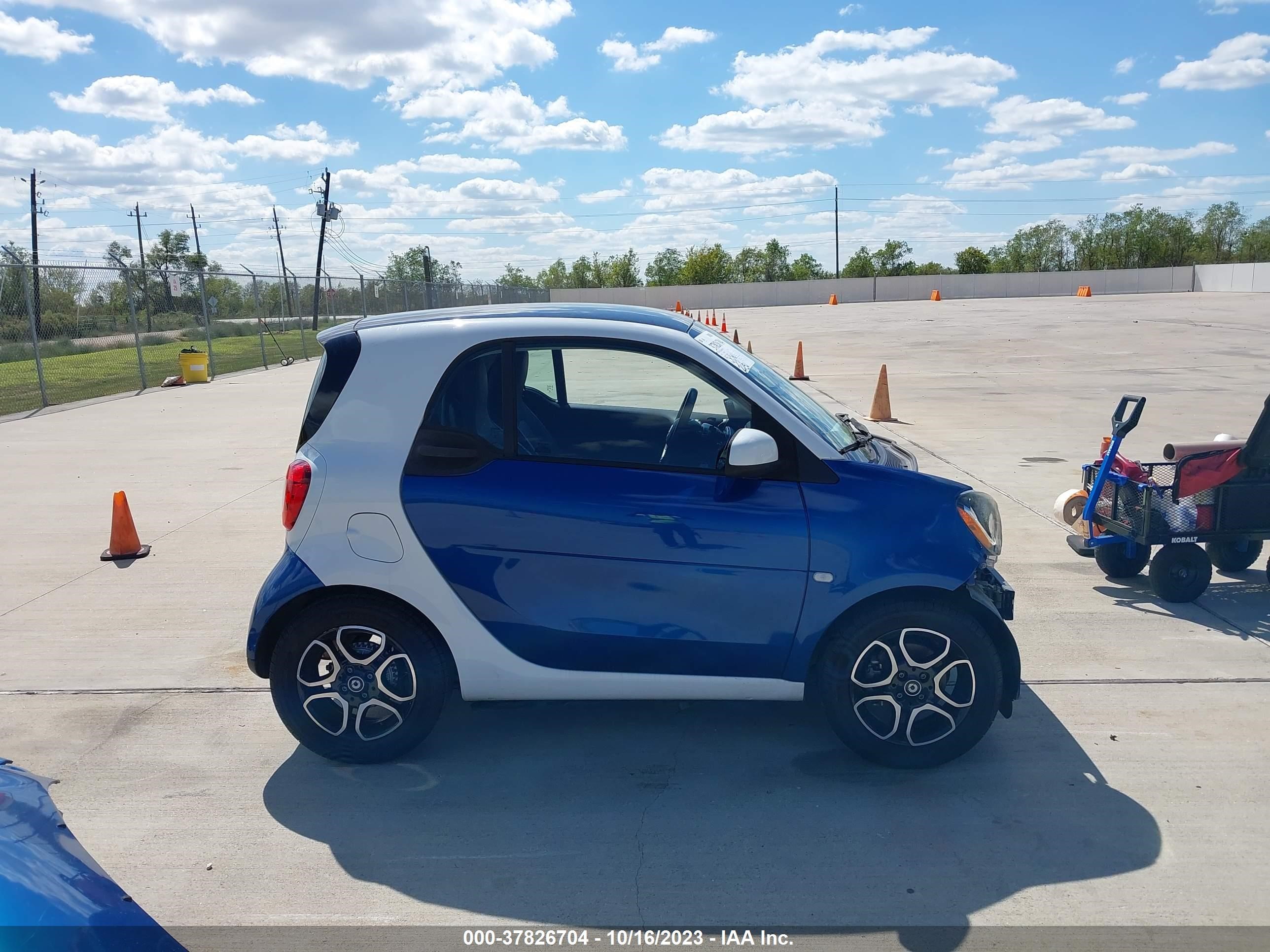 Photo 12 VIN: WMEFJ5DAXGK076168 - SMART FORTWO 