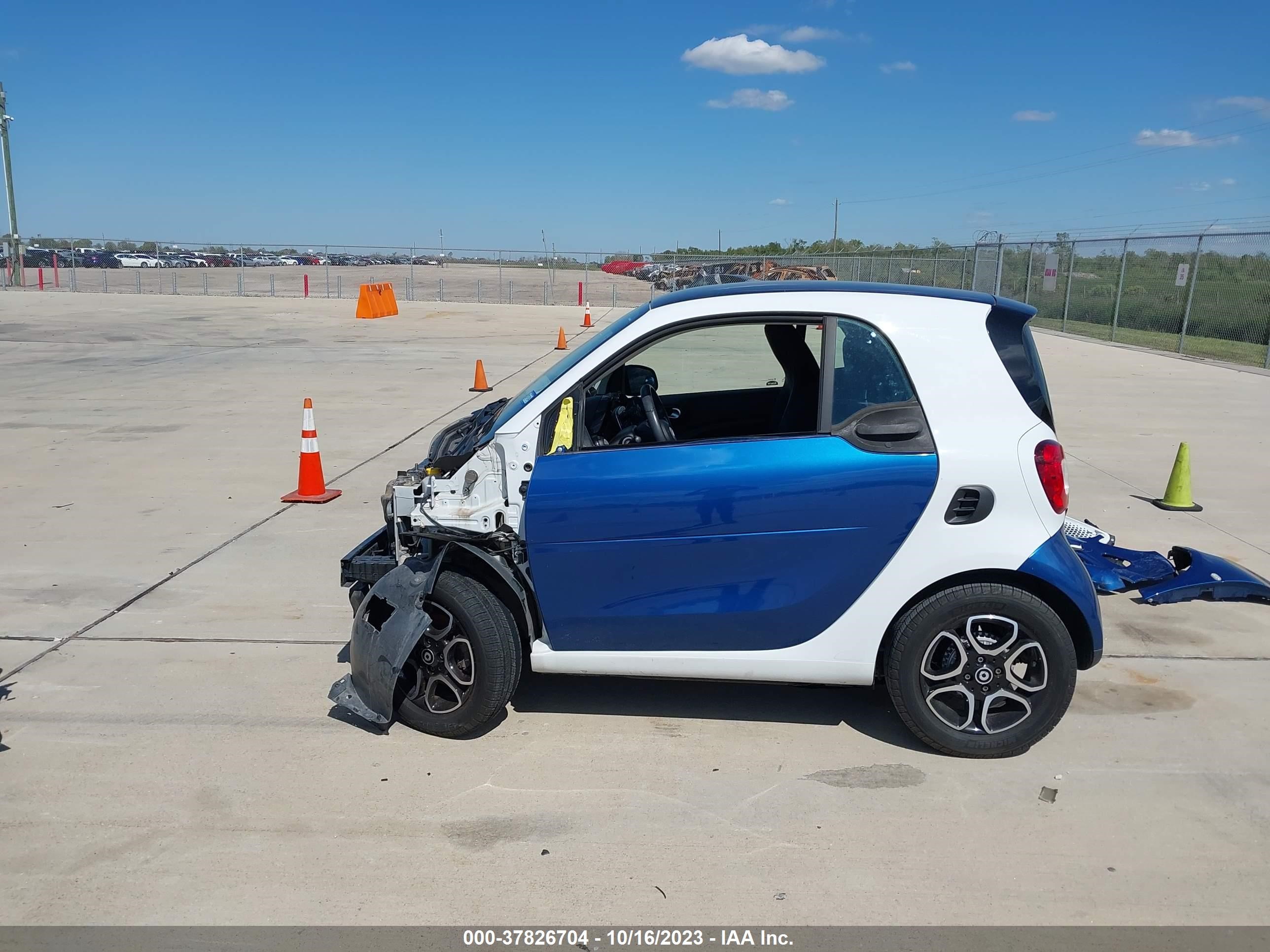 Photo 13 VIN: WMEFJ5DAXGK076168 - SMART FORTWO 