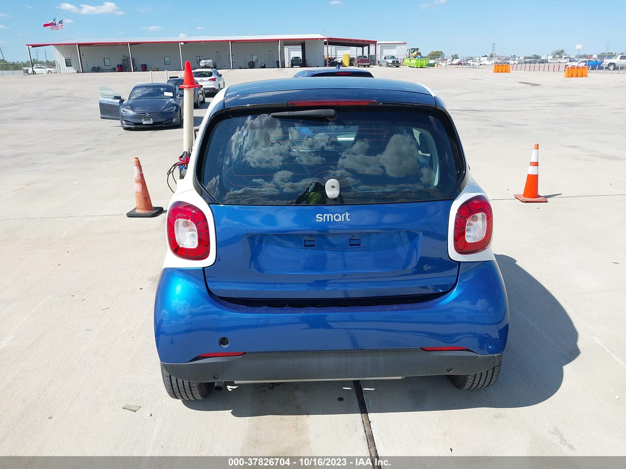 Photo 15 VIN: WMEFJ5DAXGK076168 - SMART FORTWO 