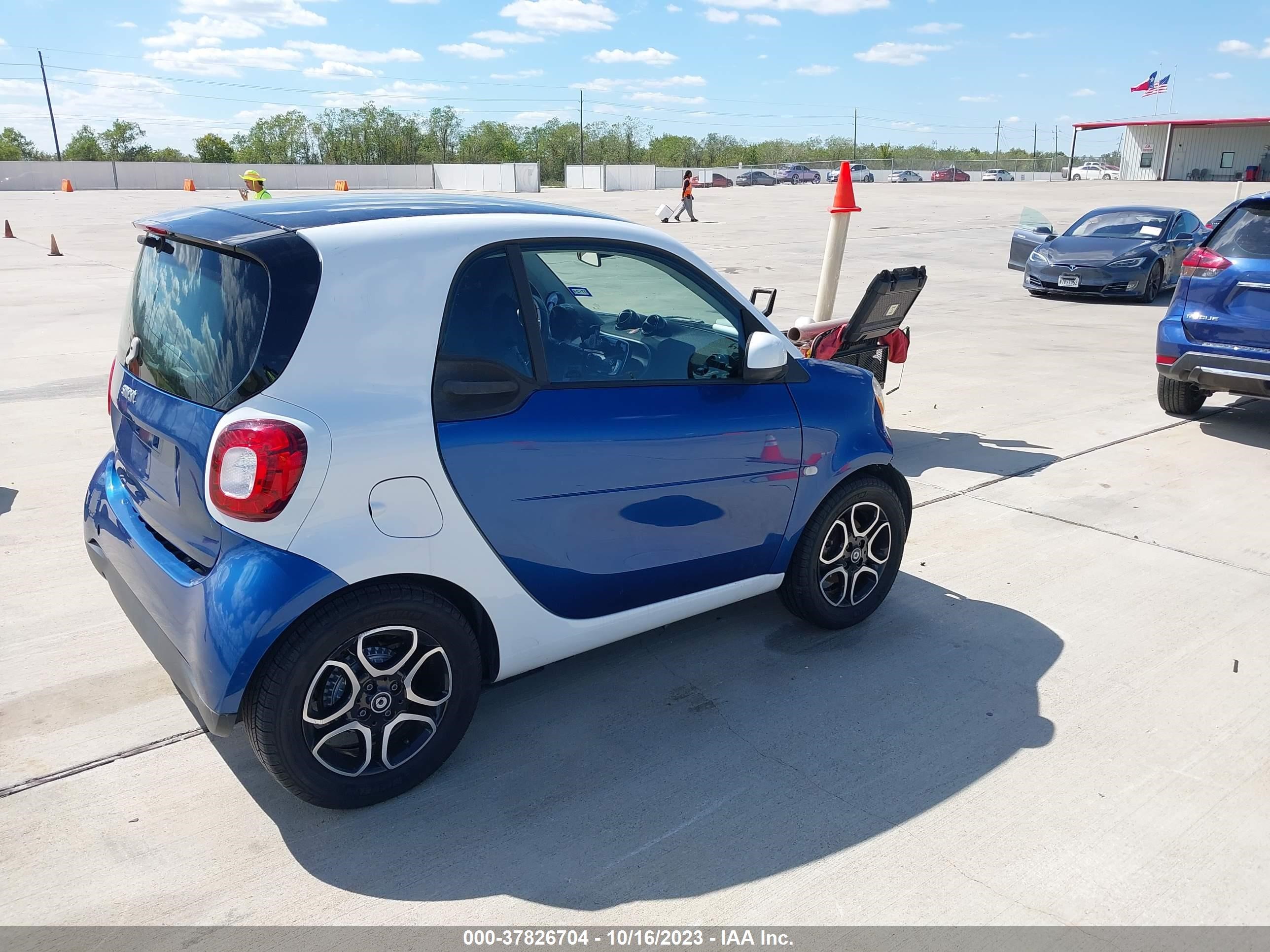 Photo 3 VIN: WMEFJ5DAXGK076168 - SMART FORTWO 