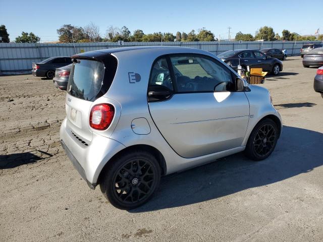 Photo 2 VIN: WMEFJ9BA2JK265527 - SMART FORTWO 