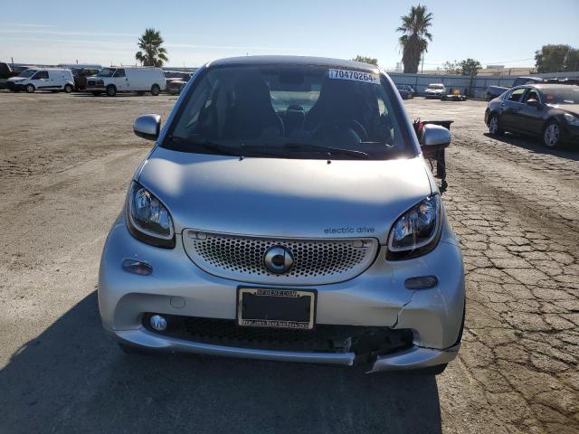 Photo 4 VIN: WMEFJ9BA2JK265527 - SMART FORTWO 