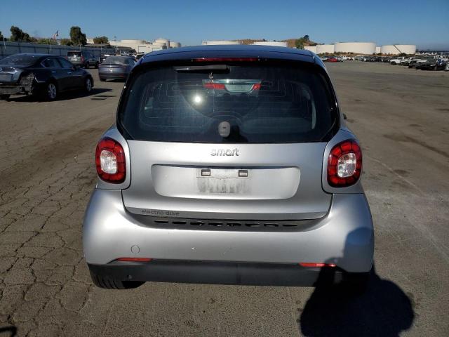 Photo 5 VIN: WMEFJ9BA2JK265527 - SMART FORTWO 