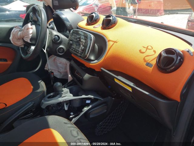 Photo 4 VIN: WMEFJ9BA2JK278942 - SMART FORTWO 