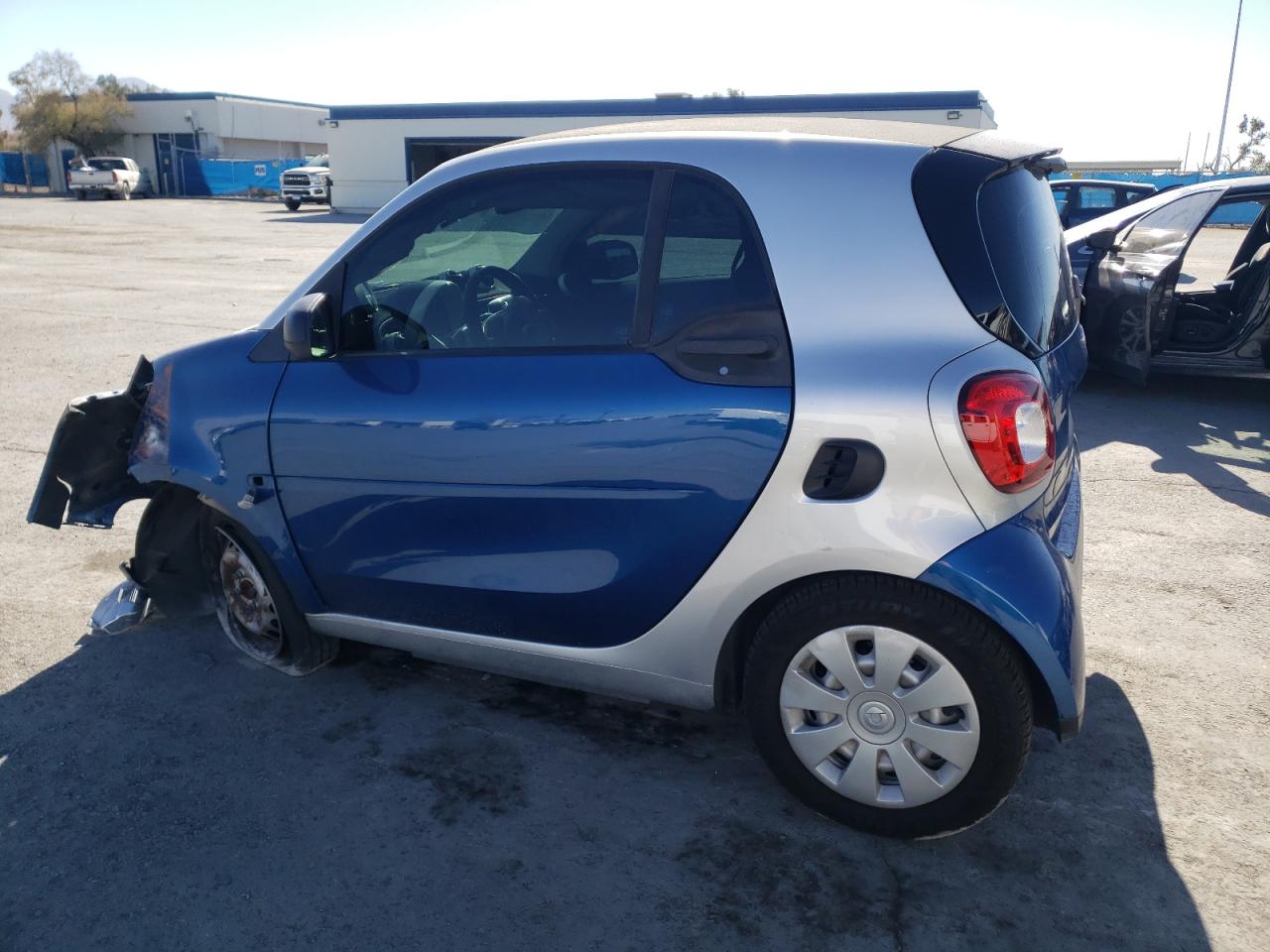 Photo 1 VIN: WMEFJ9BA2JK320901 - SMART FORTWO 