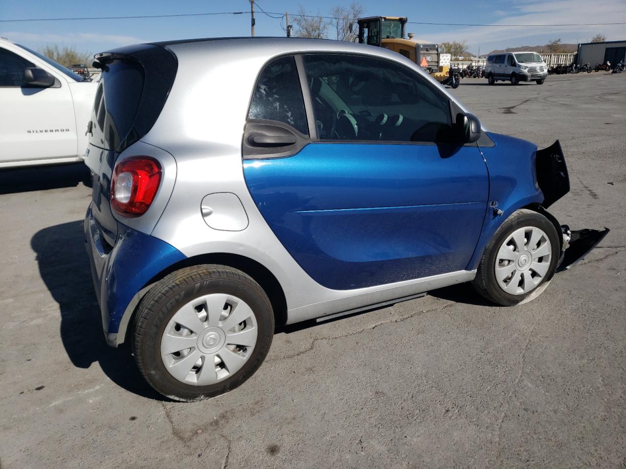 Photo 2 VIN: WMEFJ9BA2JK320901 - SMART FORTWO 