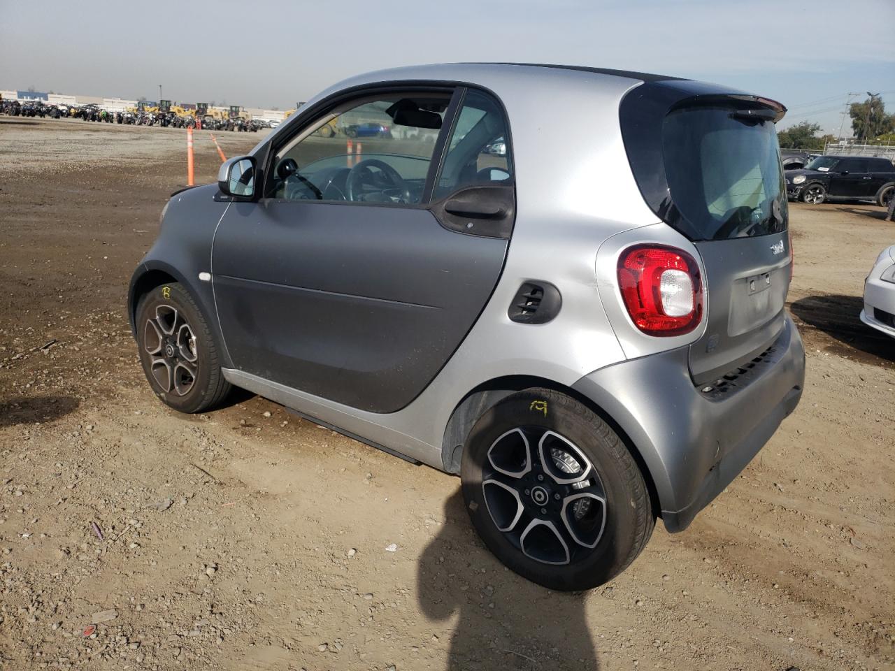 Photo 1 VIN: WMEFJ9BA3JK323113 - SMART FORTWO 