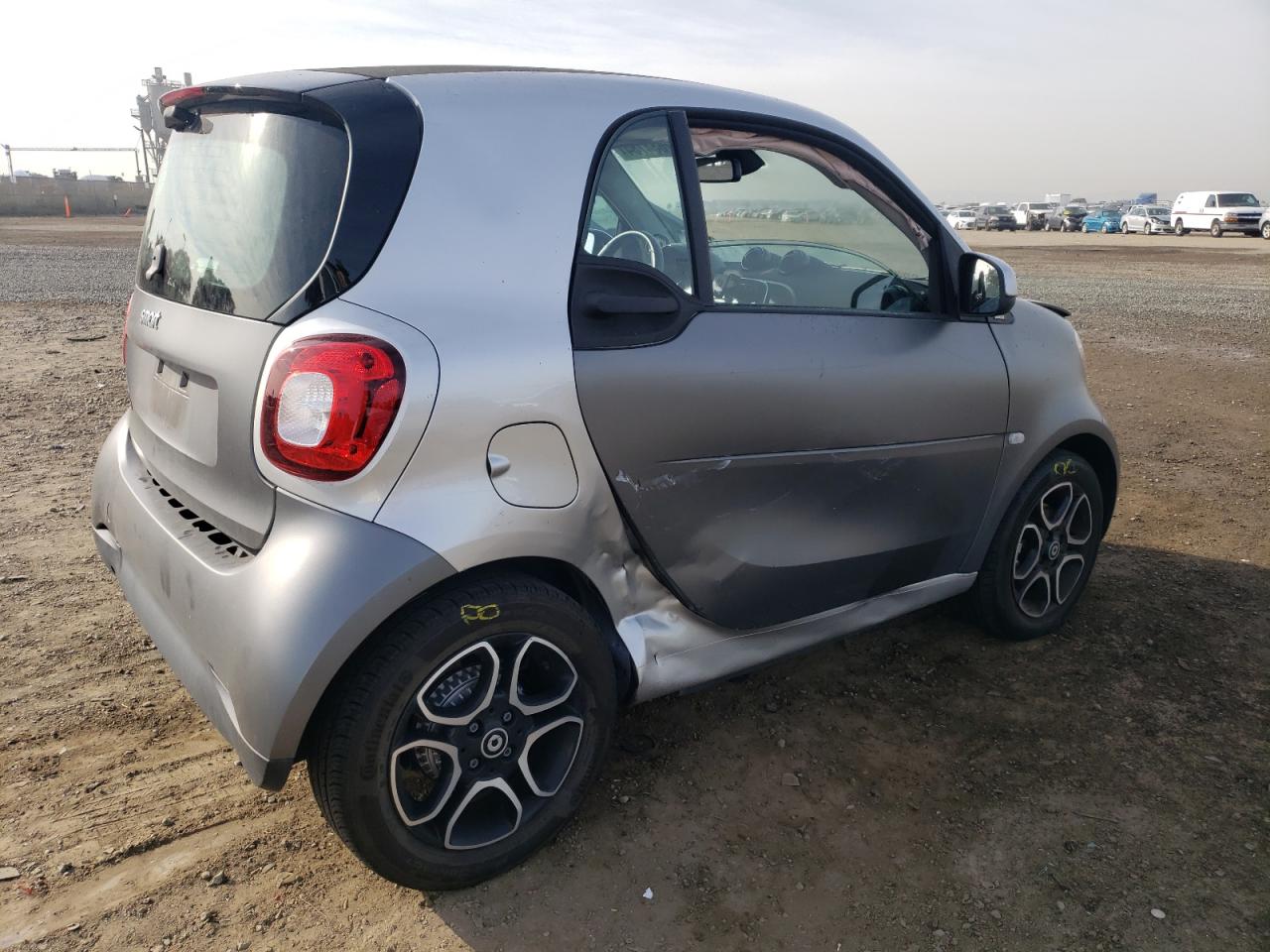 Photo 2 VIN: WMEFJ9BA3JK323113 - SMART FORTWO 