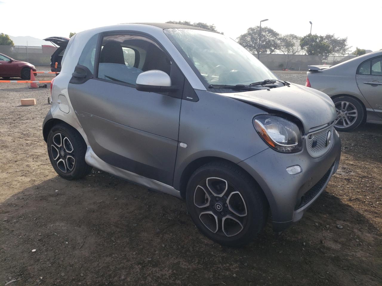 Photo 3 VIN: WMEFJ9BA3JK323113 - SMART FORTWO 