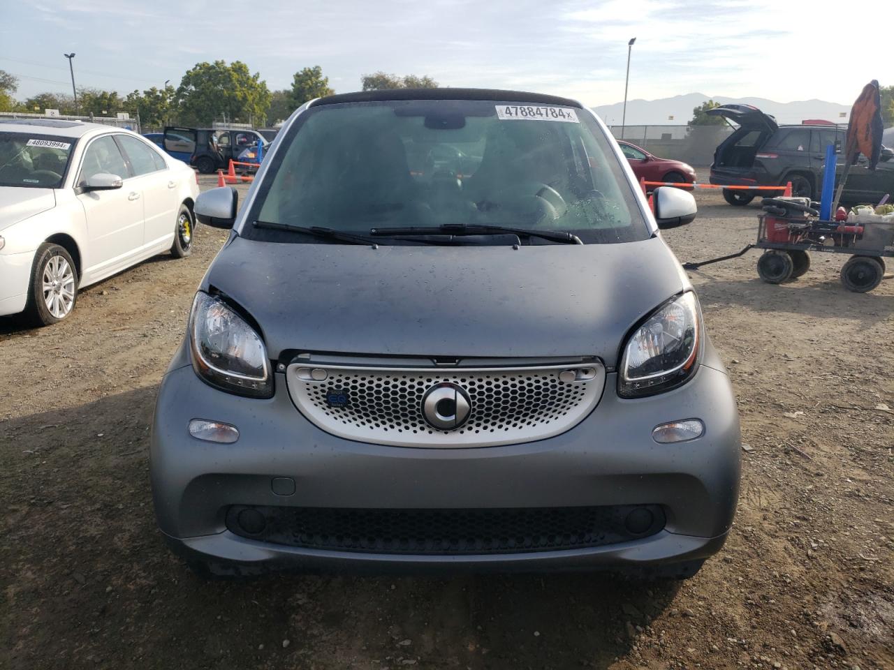 Photo 4 VIN: WMEFJ9BA3JK323113 - SMART FORTWO 