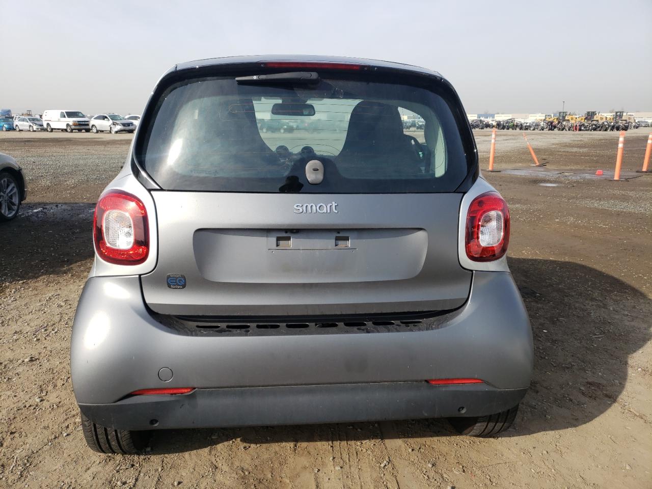 Photo 5 VIN: WMEFJ9BA3JK323113 - SMART FORTWO 