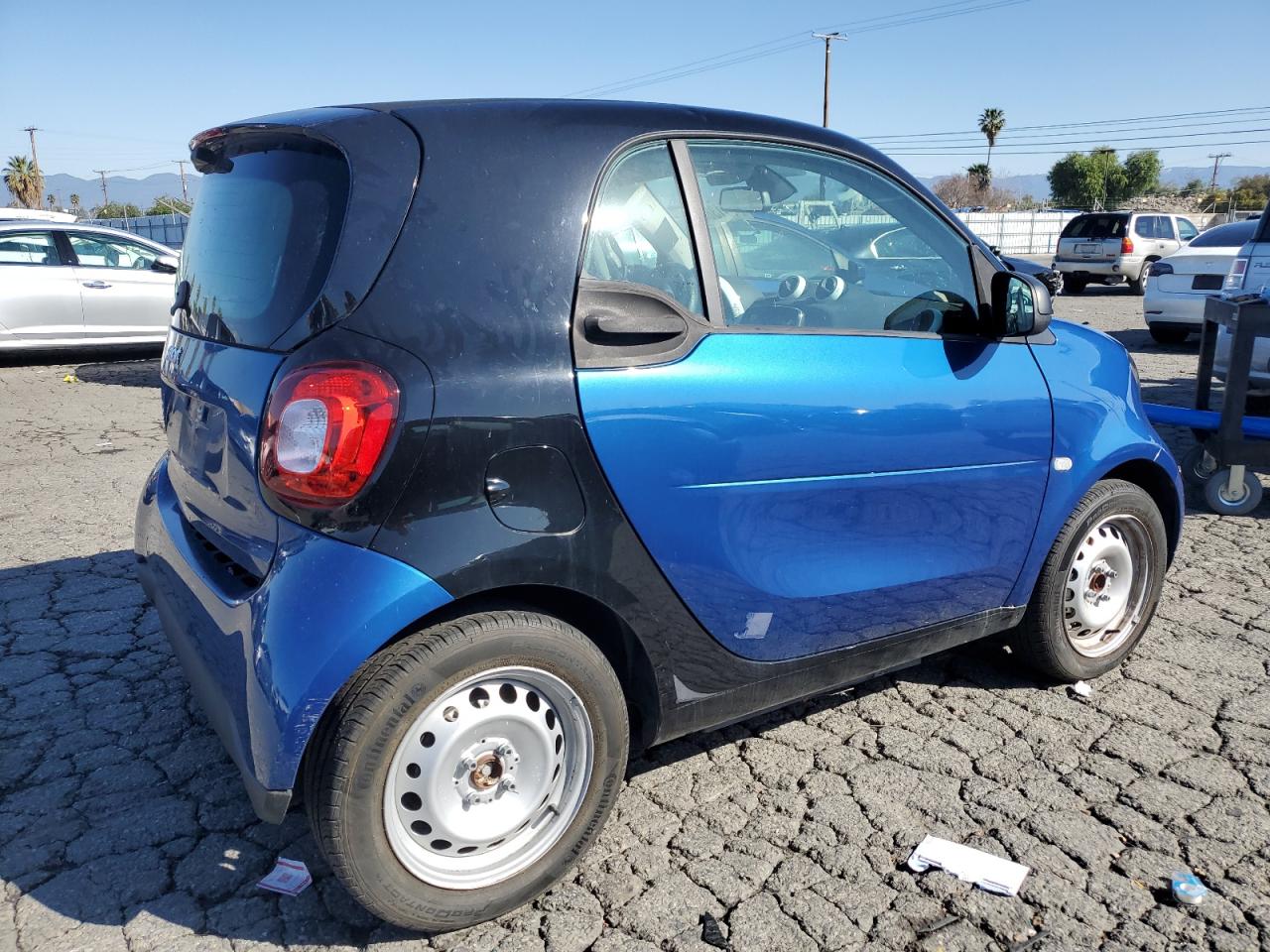 Photo 2 VIN: WMEFJ9BA6JK308010 - SMART FORTWO 