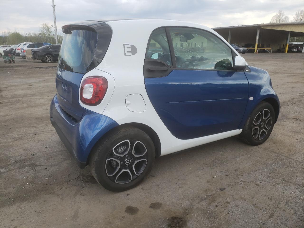 Photo 2 VIN: WMEFJ9BAXHK237694 - SMART FORTWO 