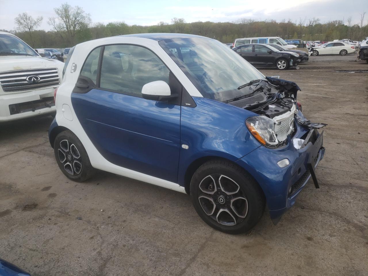 Photo 3 VIN: WMEFJ9BAXHK237694 - SMART FORTWO 