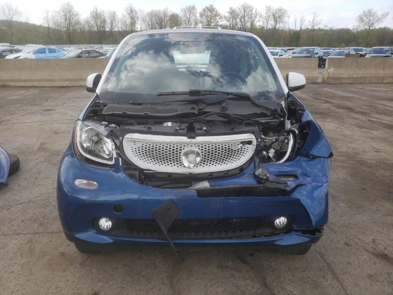 Photo 4 VIN: WMEFJ9BAXHK237694 - SMART FORTWO 