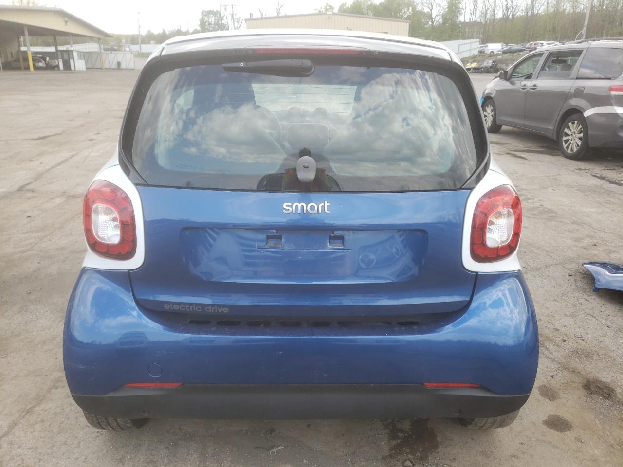 Photo 5 VIN: WMEFJ9BAXHK237694 - SMART FORTWO 