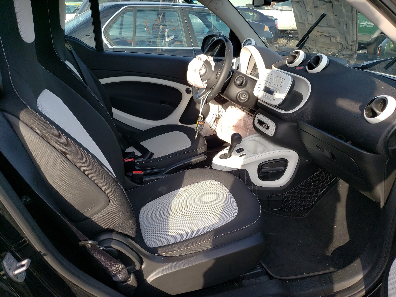 Photo 4 VIN: WMEFK9BAXJK267720 - SMART EQ FORTWO 