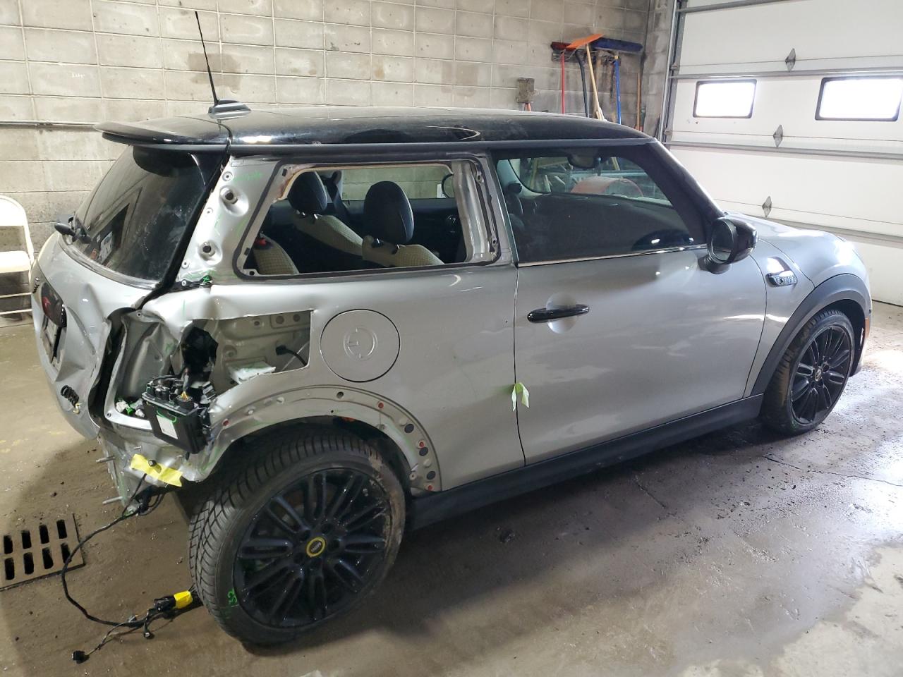 Photo 2 VIN: WMW13DJ08R2V25047 - MINI COOPER 