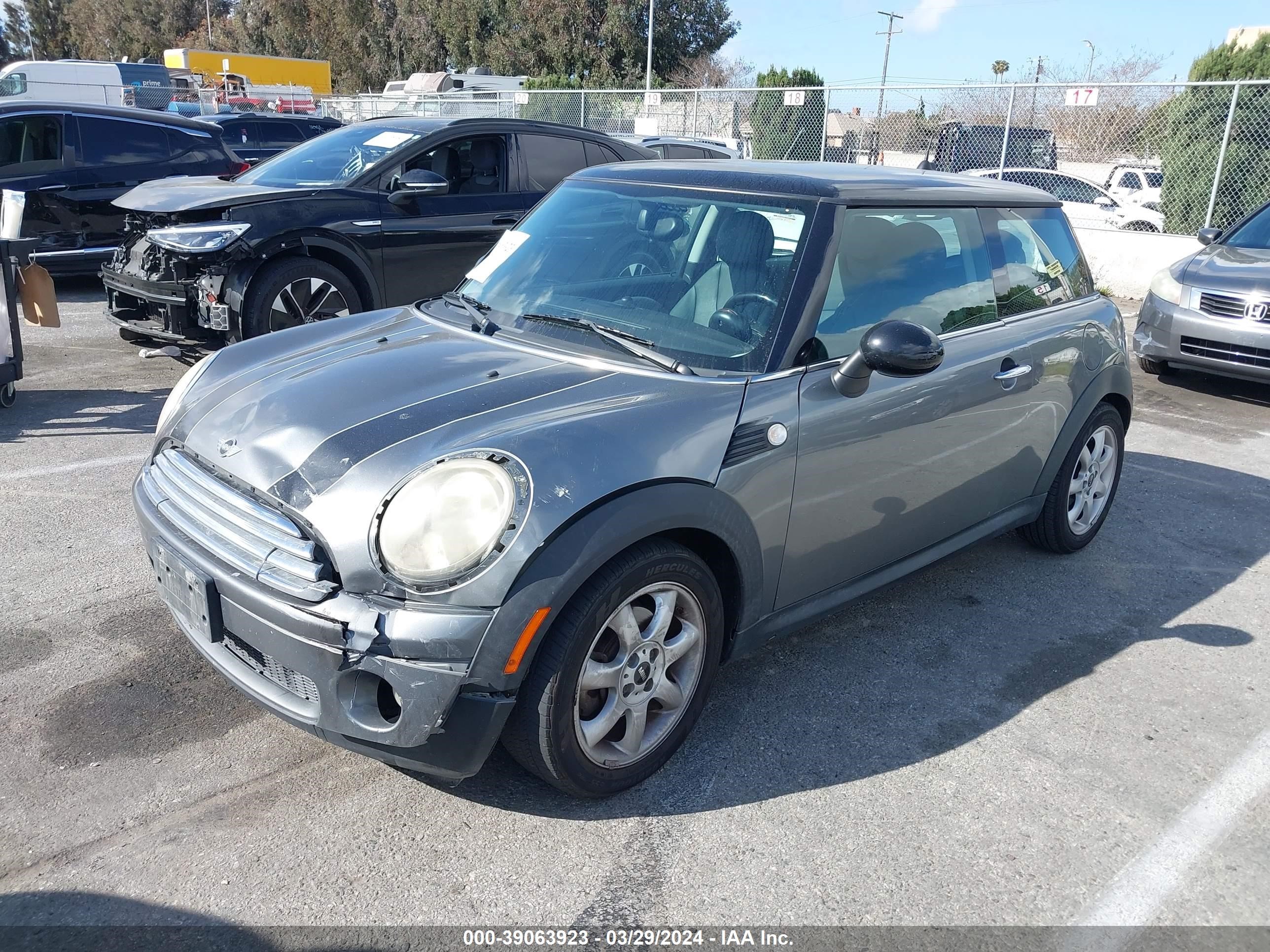 Photo 1 VIN: WMWMF3C56ATZ26005 - MINI COOPER 