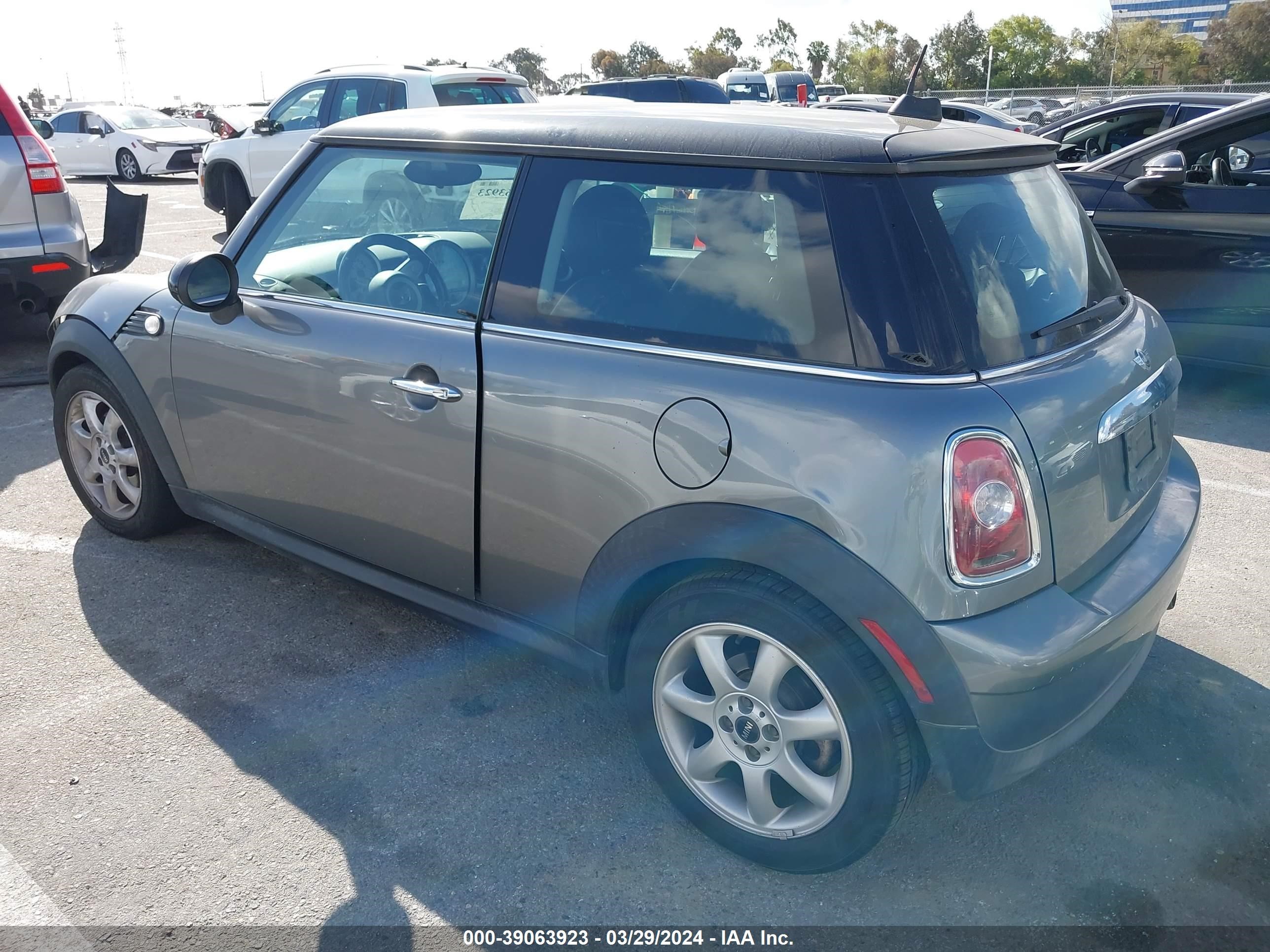 Photo 2 VIN: WMWMF3C56ATZ26005 - MINI COOPER 