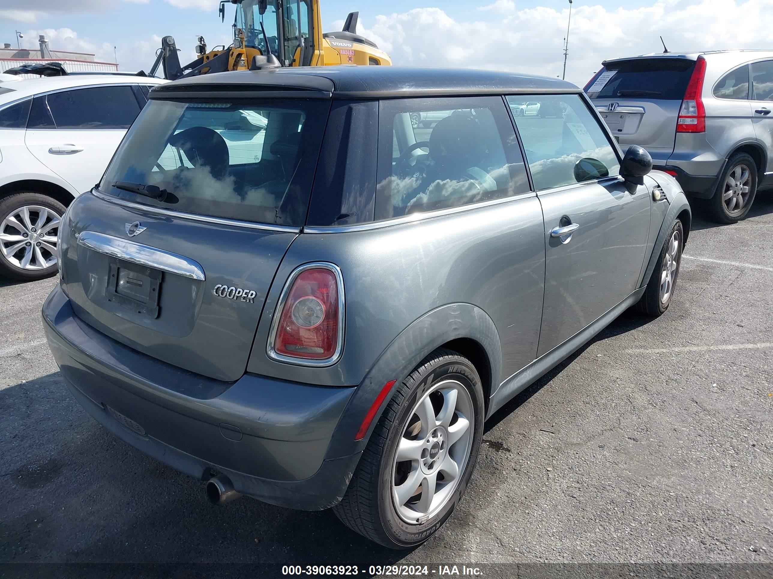 Photo 3 VIN: WMWMF3C56ATZ26005 - MINI COOPER 