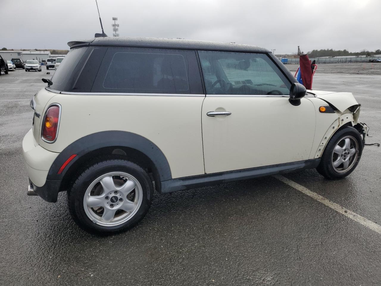 Photo 2 VIN: WMWMF3C58ATZ66747 - MINI COOPER 