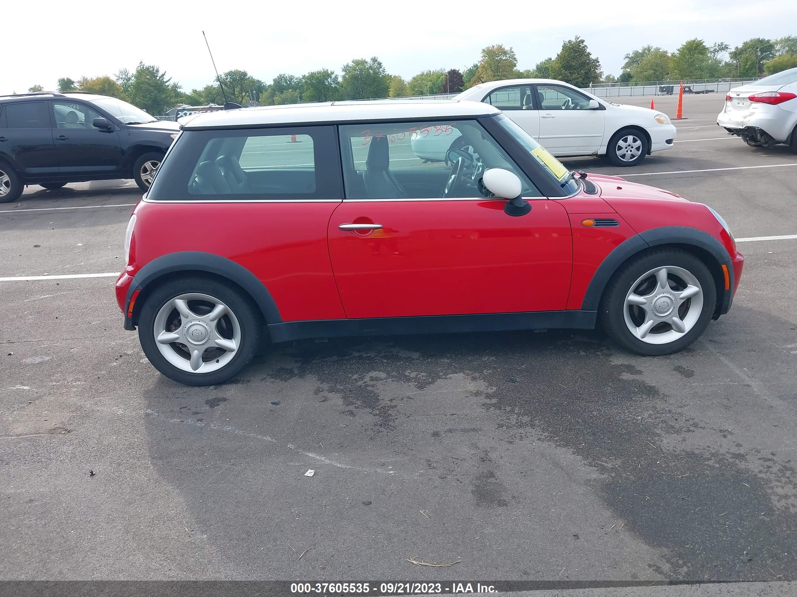 Photo 13 VIN: WMWRC33526TJ77600 - MINI COOPER 