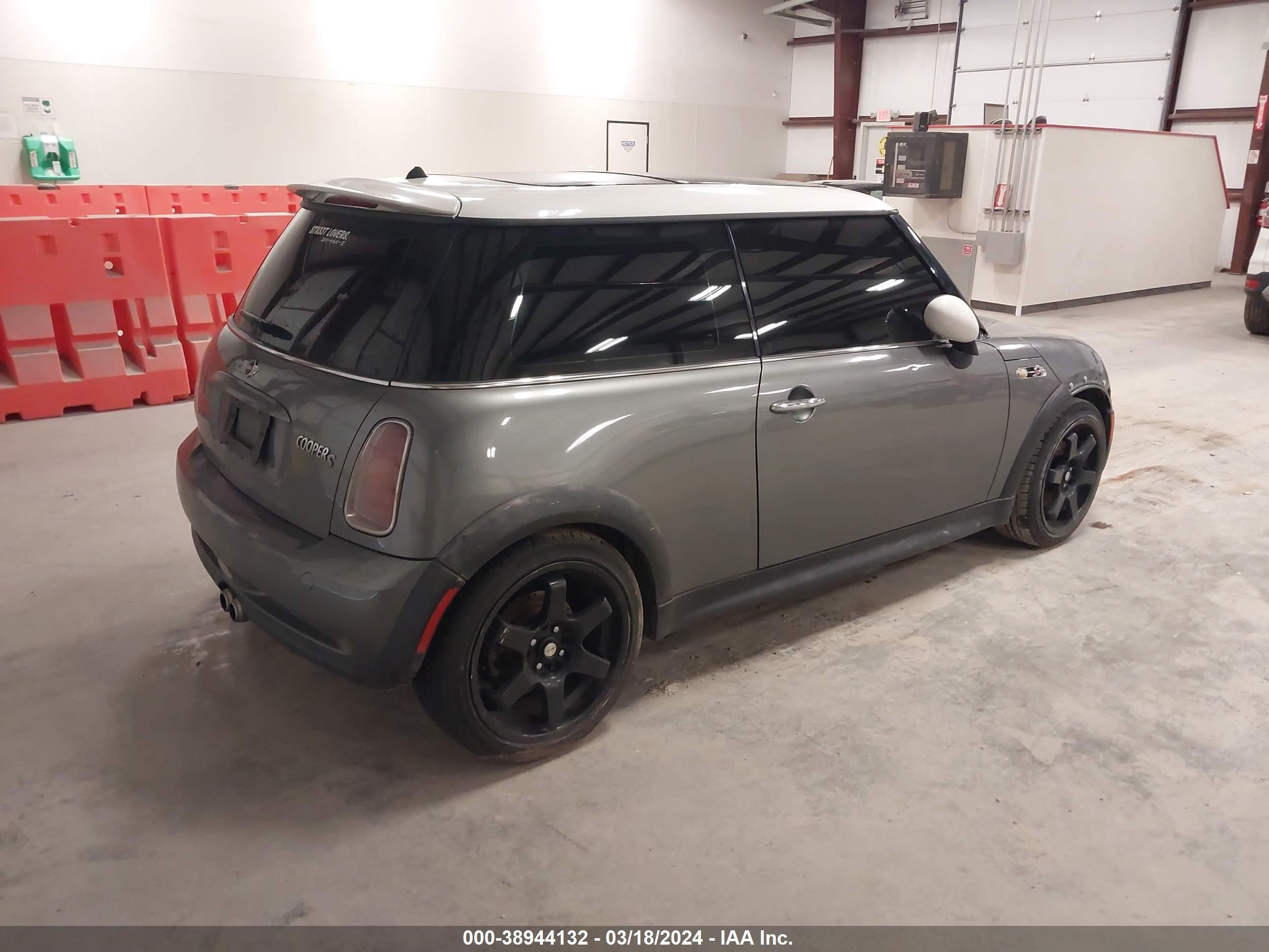 Photo 3 VIN: WMWRE33442TD55487 - MINI COOPER 