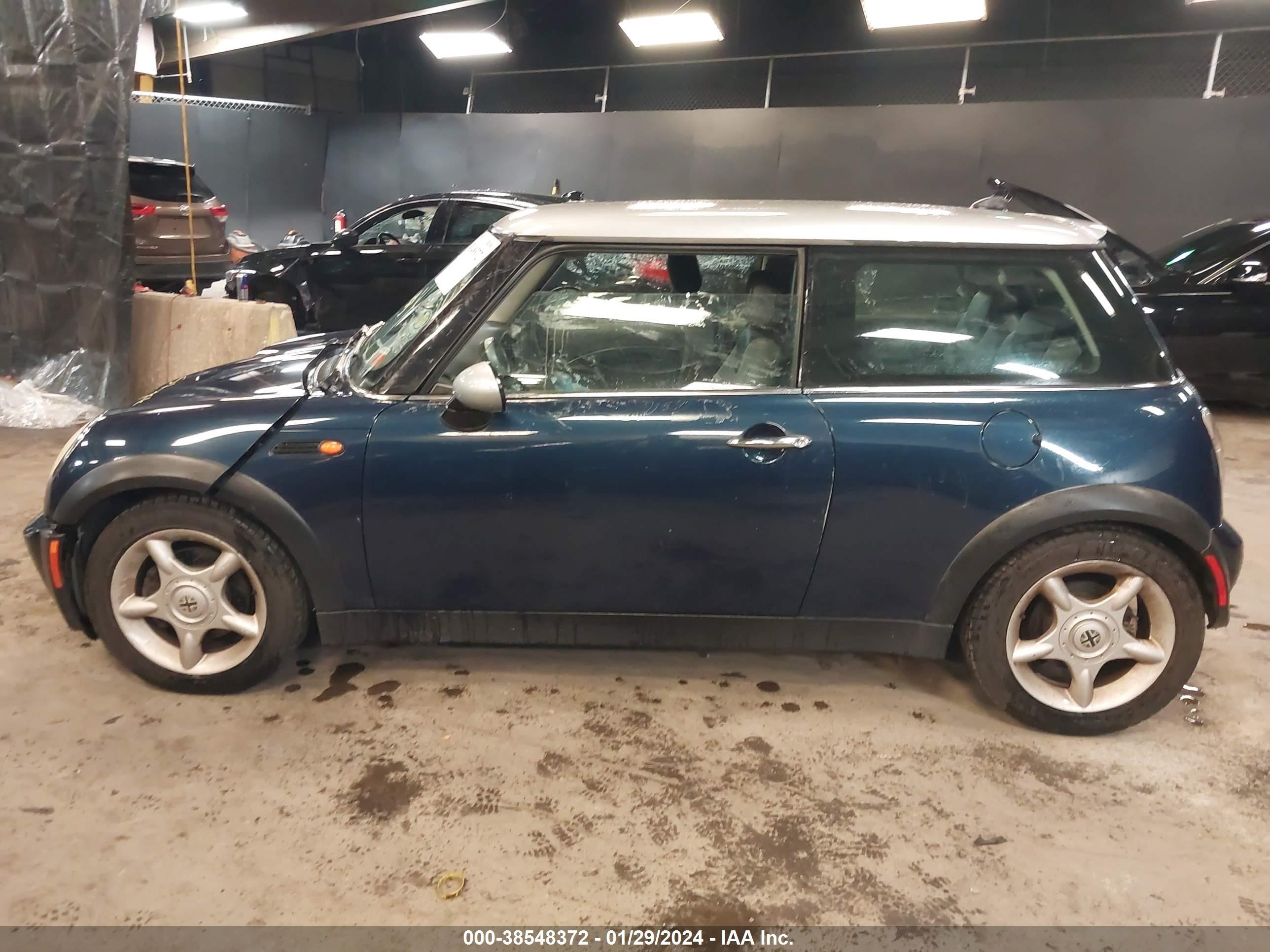 Photo 13 VIN: WMWRH33586TL93775 - MINI COOPER 